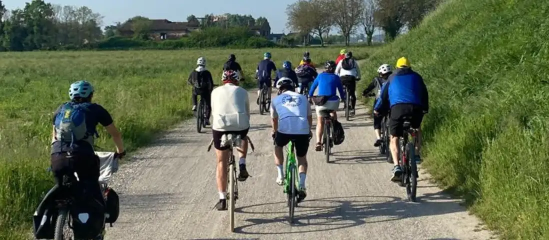 Sciame di biciclette: percorso tra memoria e natura
