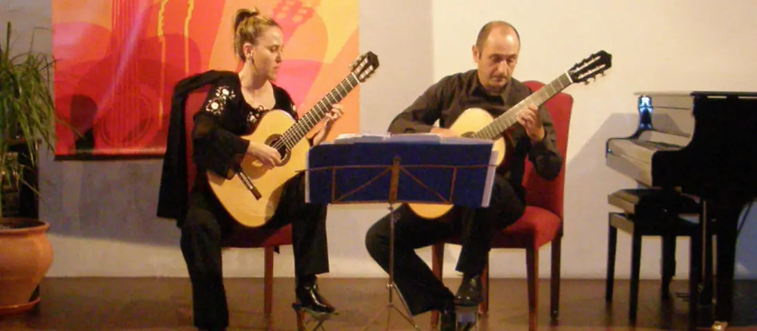 Due chitarre sotto le stelle di Agosto: il Duo Masini-Costantino incanta il Cortile d'Onore