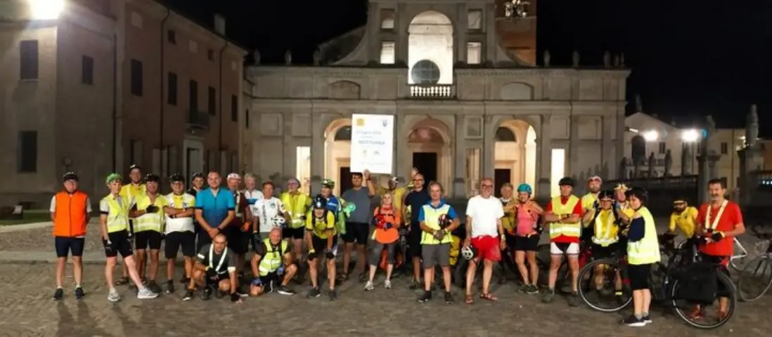 Pedala di notte verso il Garda: Carpi accende le luci e mette le ruote in moto