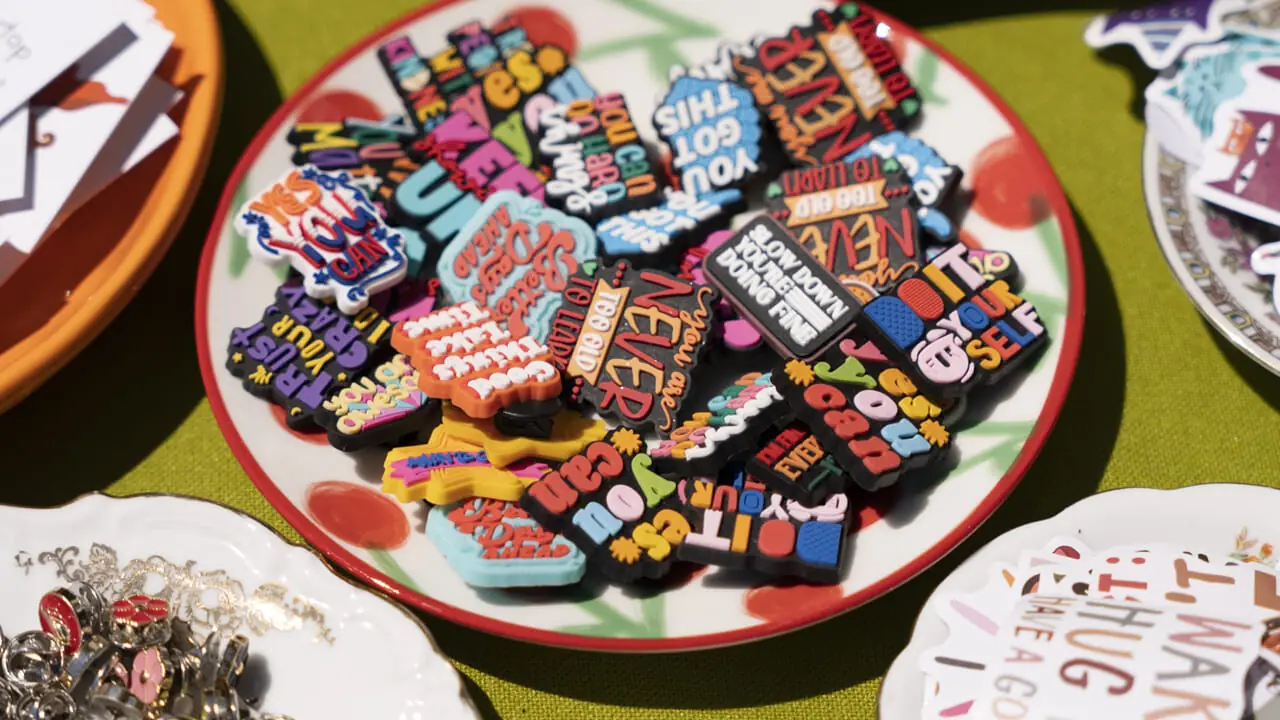 Vinili, abiti e buona musica: la 25ª edizione del Vintage Pride Market sbarca ai Laghi Curiel di Campogalliano
